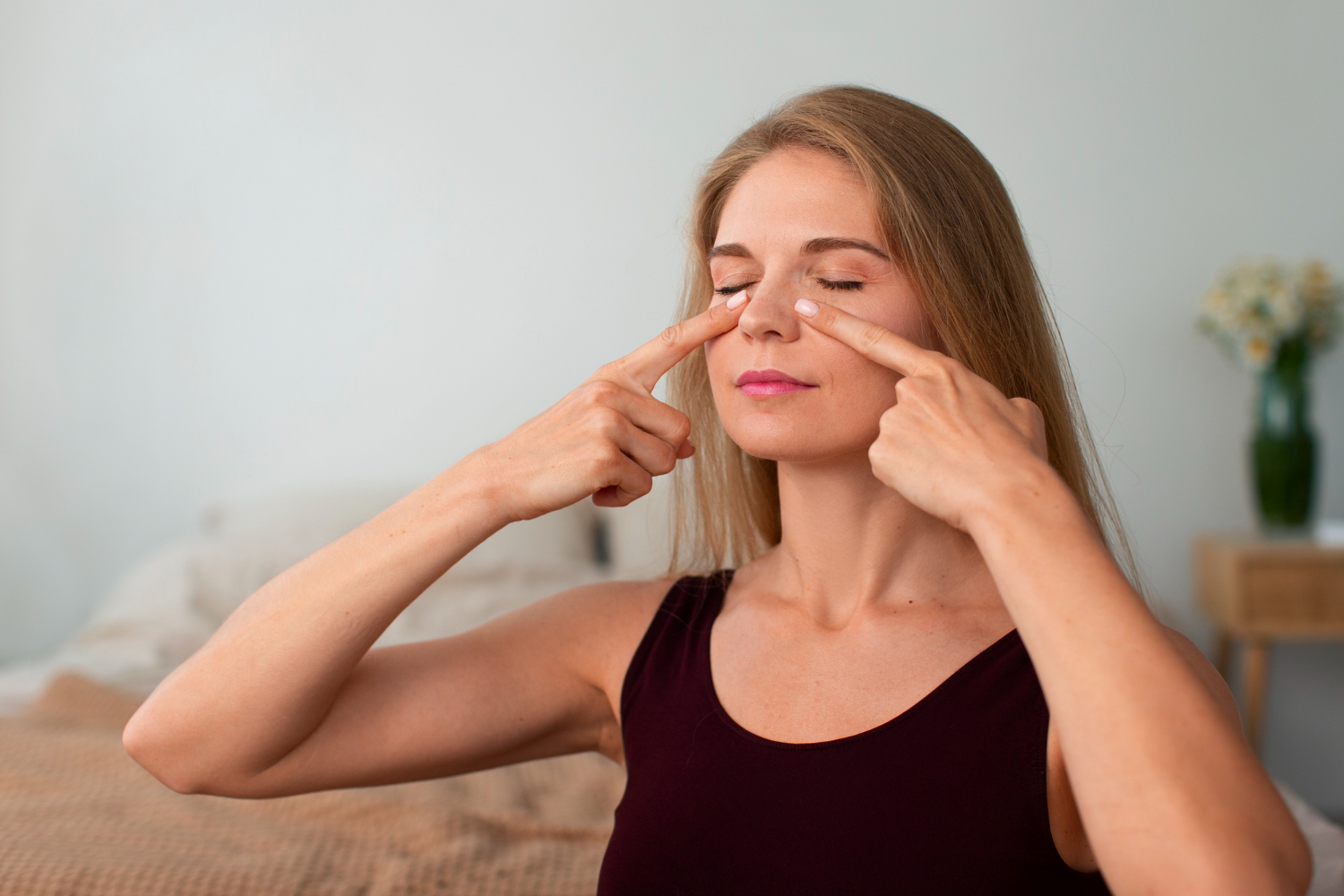 preenchimento olheiras valor: mulher massageando os olhos